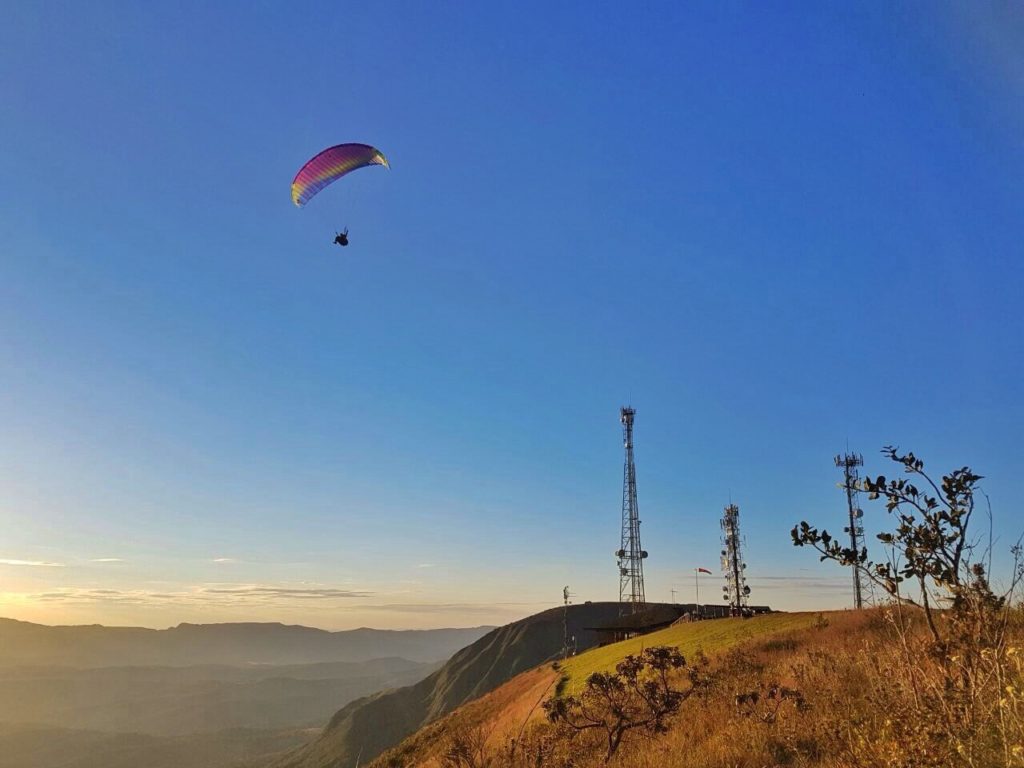 Voo de Parapente (paraglider) Serra da Moeda topo do mundo bh