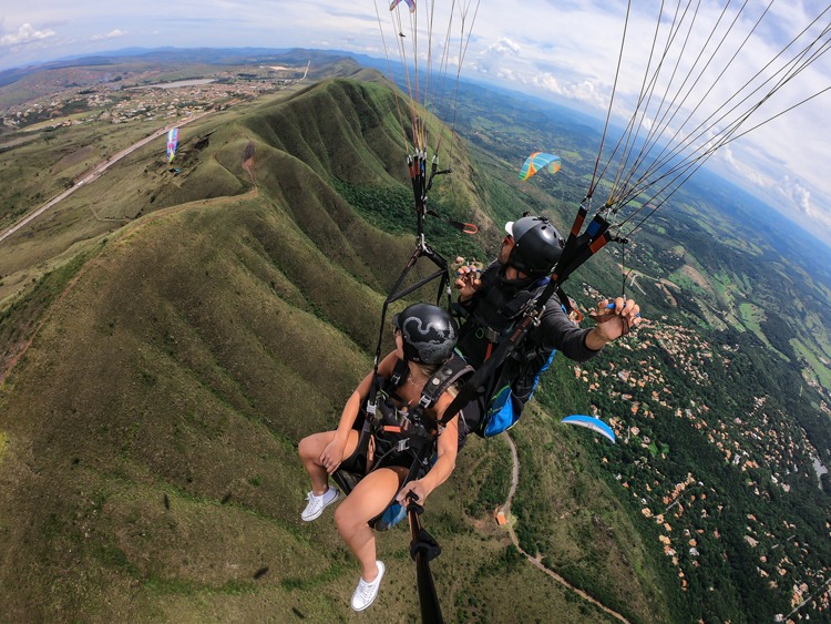 Voo duplo de parapente (paraglider) no topo do mundo serra da moeda bh