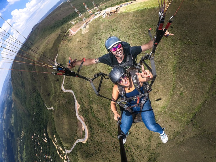 Voo duplo de parapente (paraglider) no topo do mundo serra da moeda bh