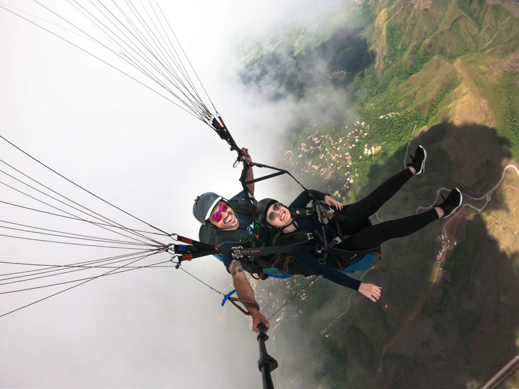 Voo duplo de parapente (paraglider) no topo do mundo serra da moeda bh